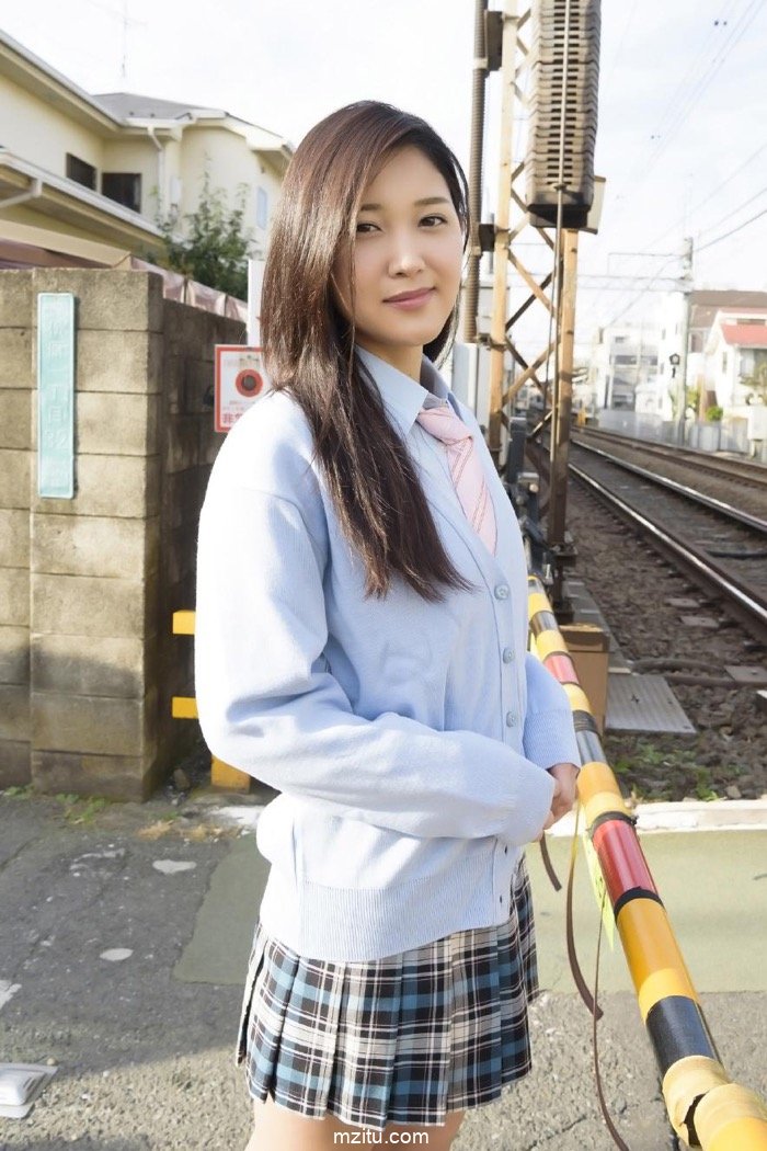 清纯学妹PK黑丝秘书 日本美女小岛美优制服诱惑花样百出(3)