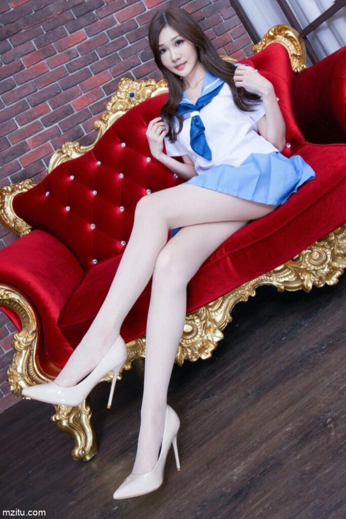 成熟迷人的美少妇，美腿纤细白皙真性感-小春日