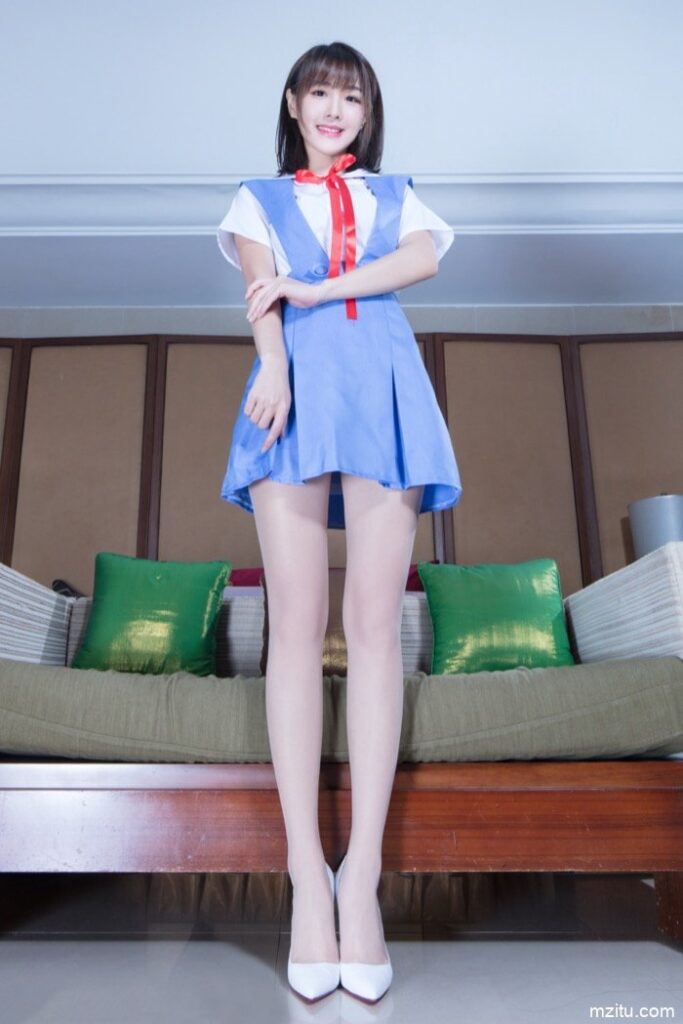 台湾妹子好甜美，一双大白腿让人移不开眼！-小春日