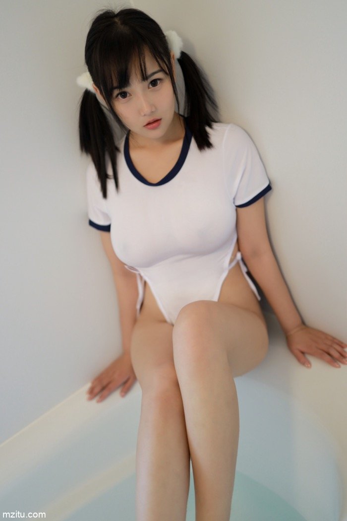 送福利！大胸妹子徐微微湿身喷血实拍图集(14)