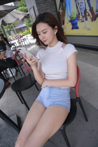 图片[1]-短发牛仔的漂亮女生【2.4G】-小春日