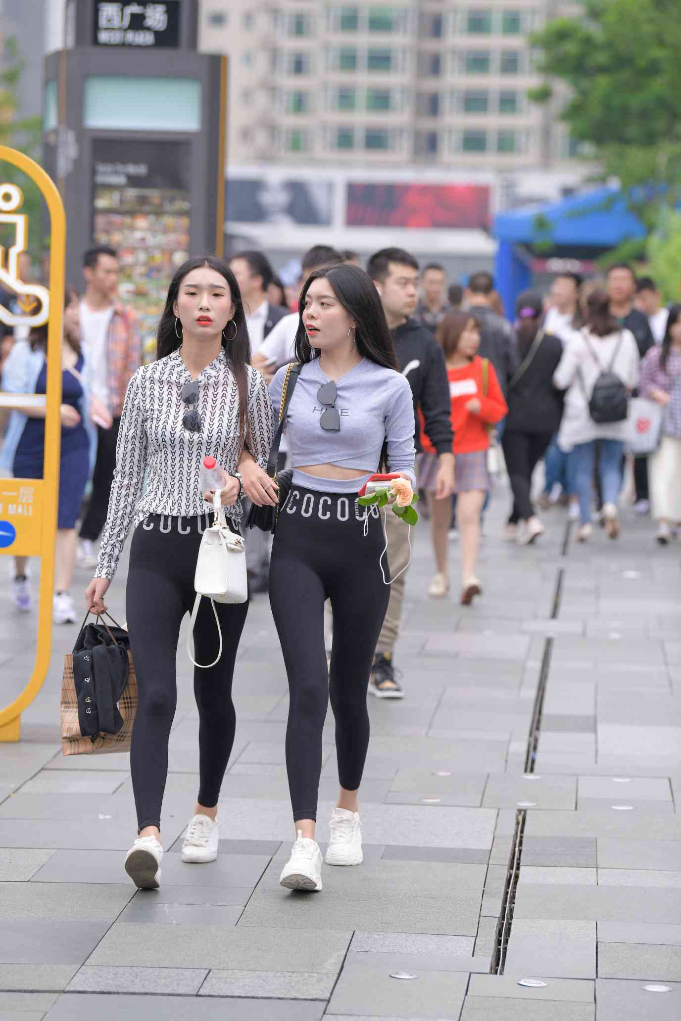 图片[1]-【免费】逛街的两个瑜伽裤姑娘【40P】04030-小春日