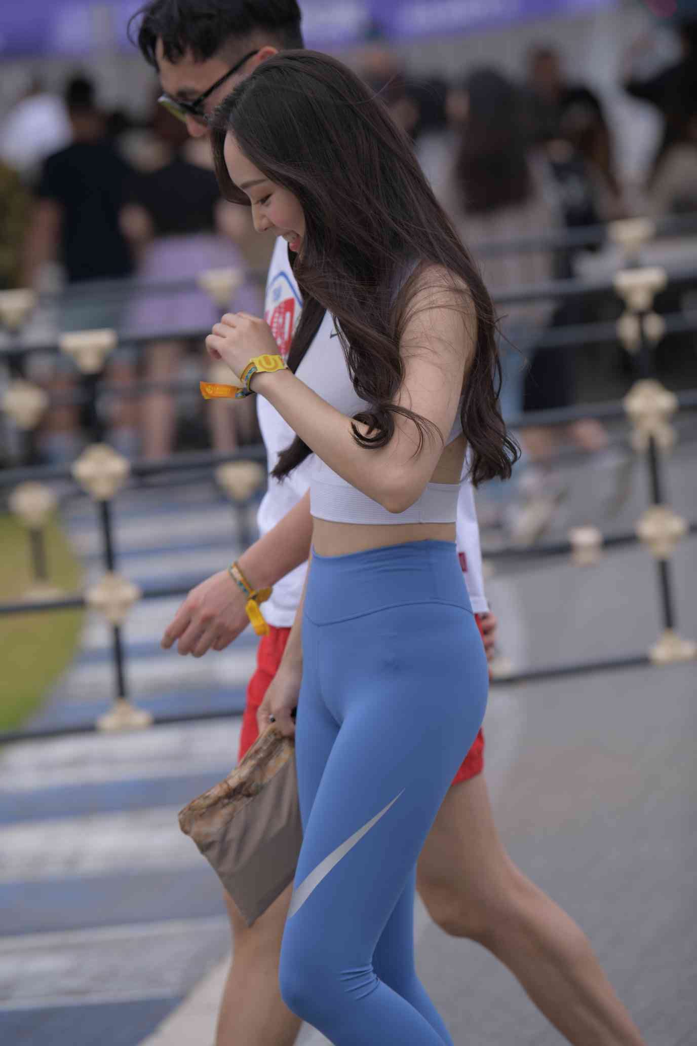 图片[1]-陪男朋友逛街的瑜伽裤女孩【74P】04034-小春日