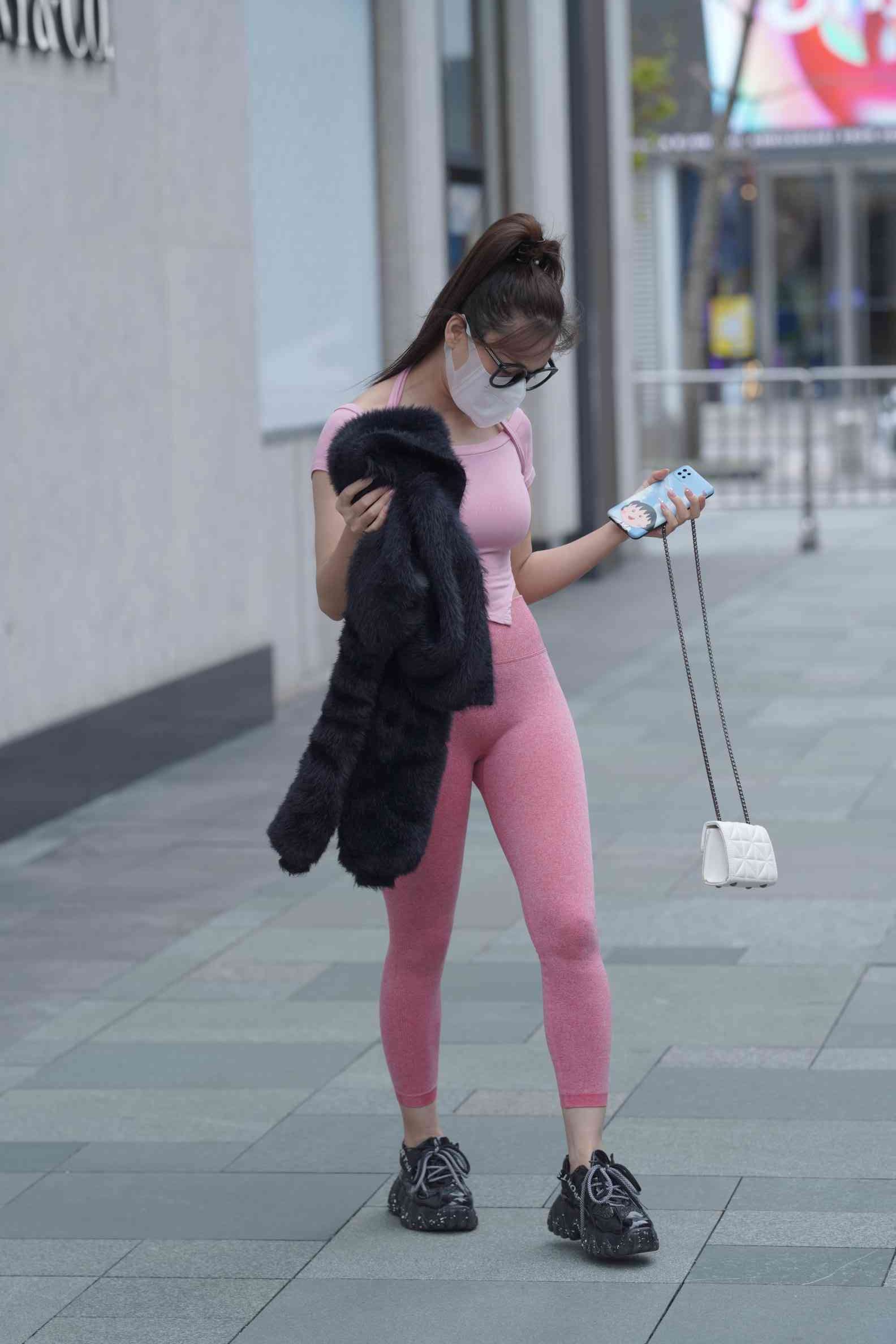 图片[1]-粉红色瑜伽裤的眼镜妹妹【93P】04019-小春日