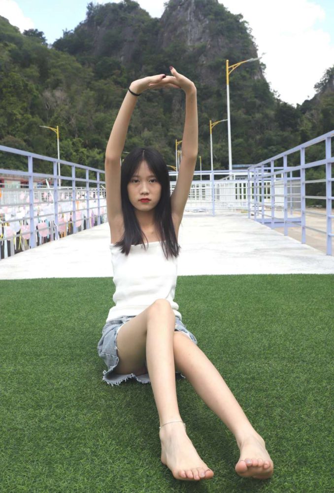 坐在草地上的长发女孩【172P】20012-小春日