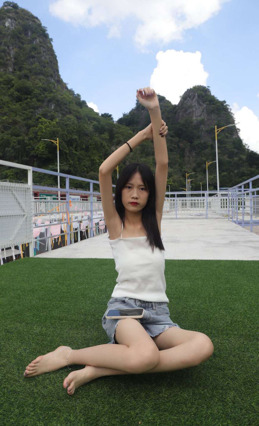 图片[3]-坐在草地上的长发女孩【172P】20012-小春日
