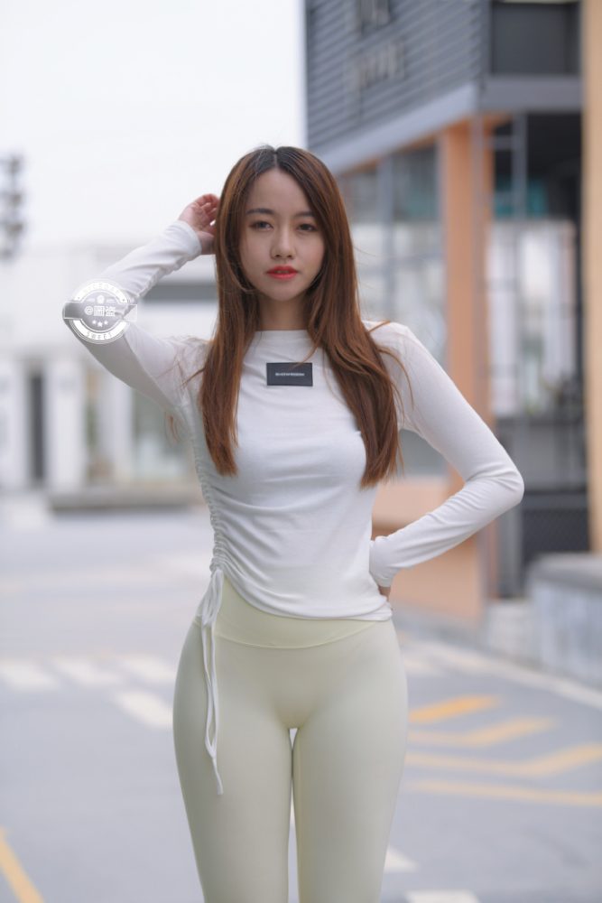 漂亮的白色瑜伽裤女孩 J1441 696P1V-21.4GB-小春日