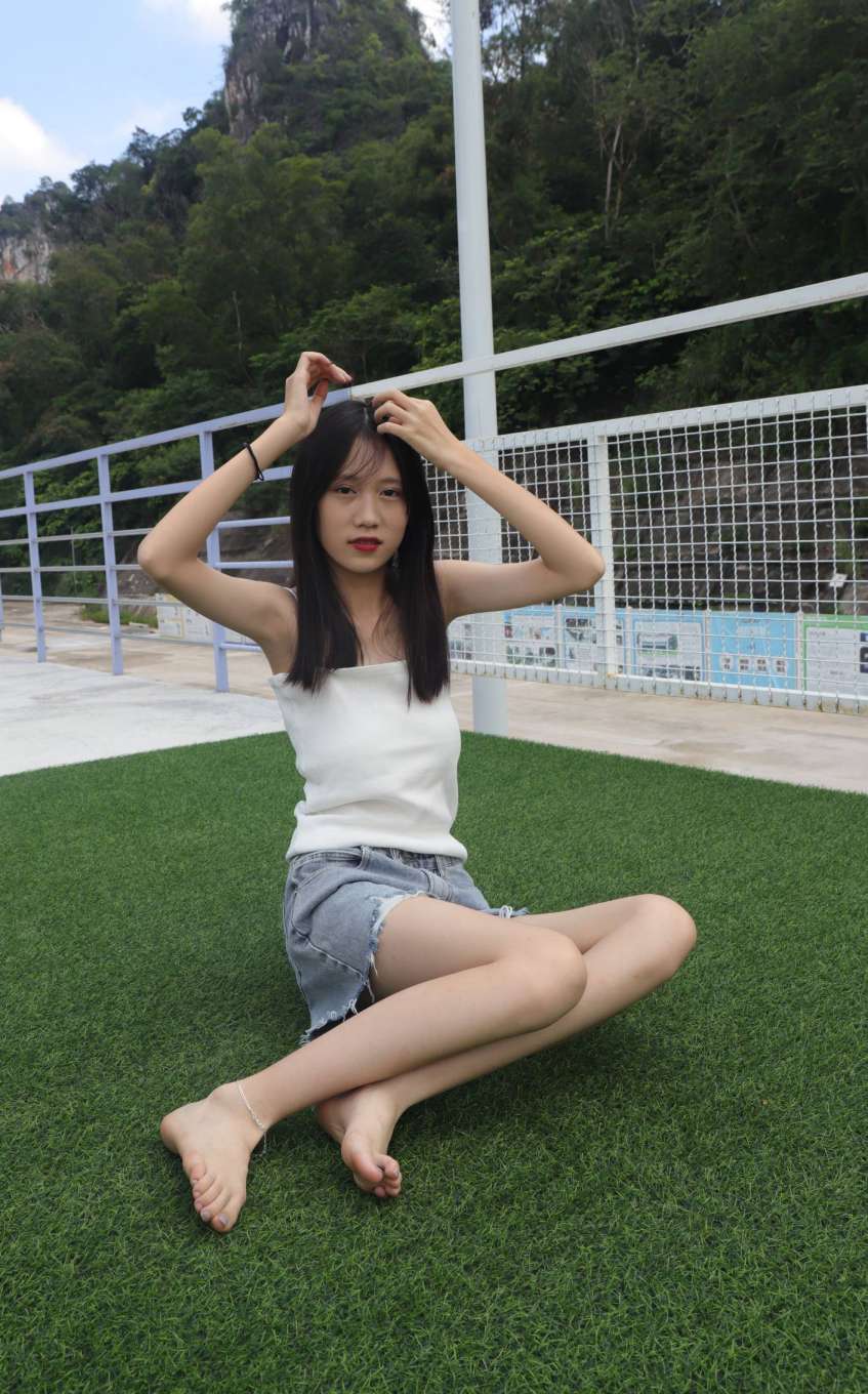 图片[4]-坐在草地上的长发女孩【172P】20012-小春日