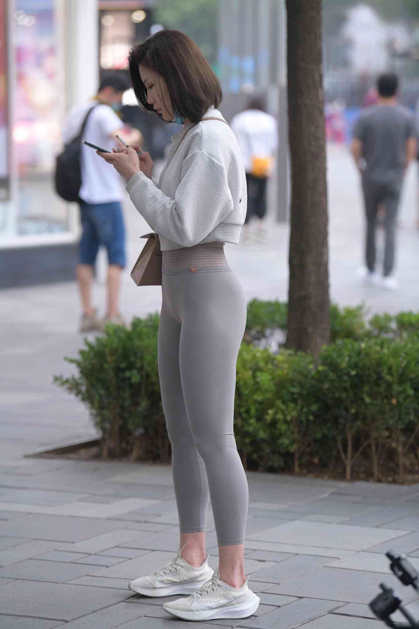 图片[1]-身材很好的短发瑜伽裤姑娘【157P】04015-小春日