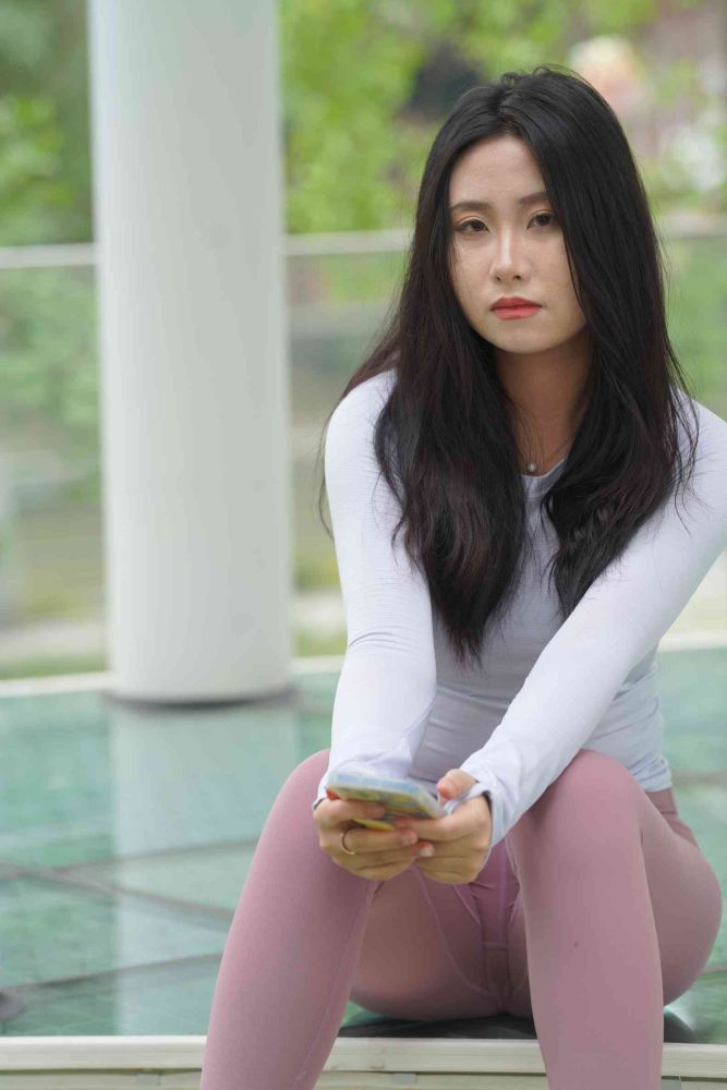 图片[2]-坐在草地玩手机的瑜伽姑娘【733P】04012-小春日