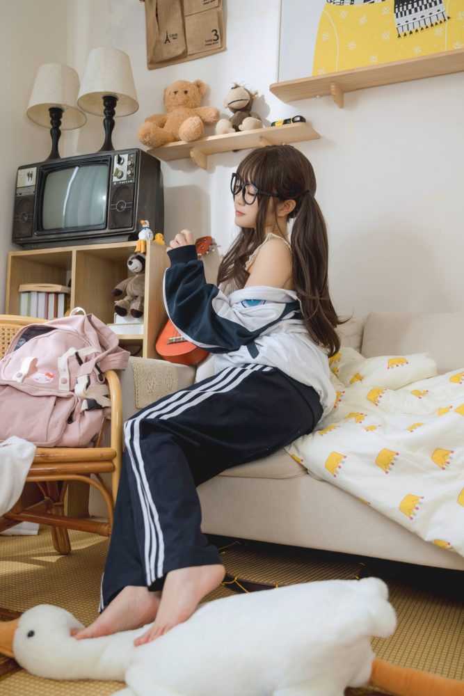 穿校服的双马尾女孩【64P】20010-小春日