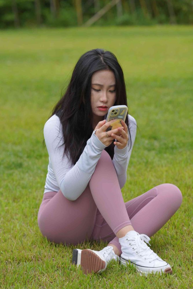 坐在草地玩手机的瑜伽姑娘【733P】04012-小春日