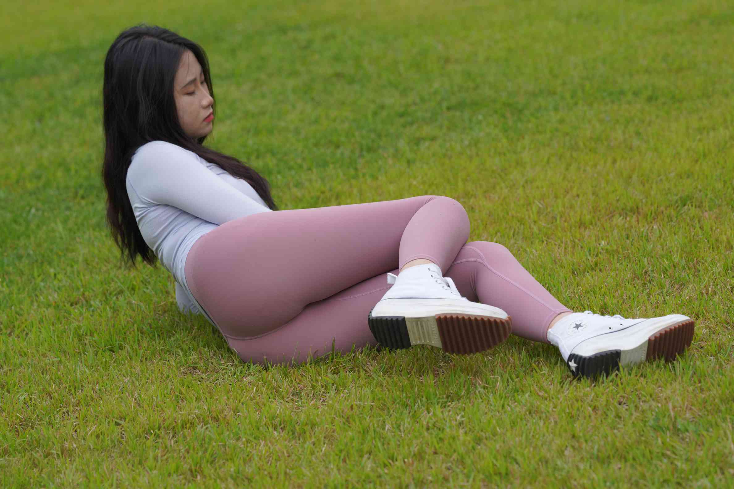 图片[4]-坐在草地玩手机的瑜伽姑娘【733P】04012-小春日