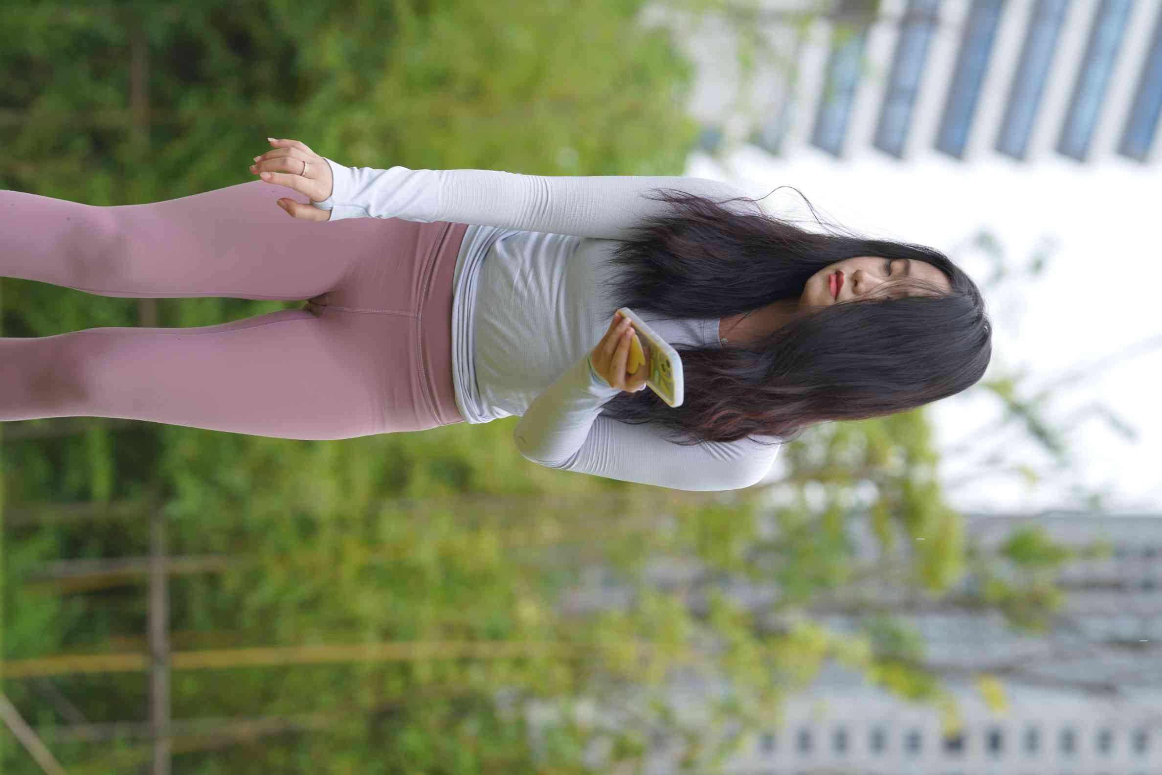 图片[5]-坐在草地玩手机的瑜伽姑娘【733P】04012-小春日