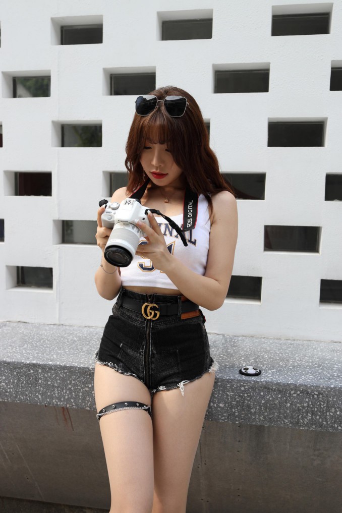 图片[4]-在户外玩单反相机的牛仔热裤女孩【450MB】00032-小春日