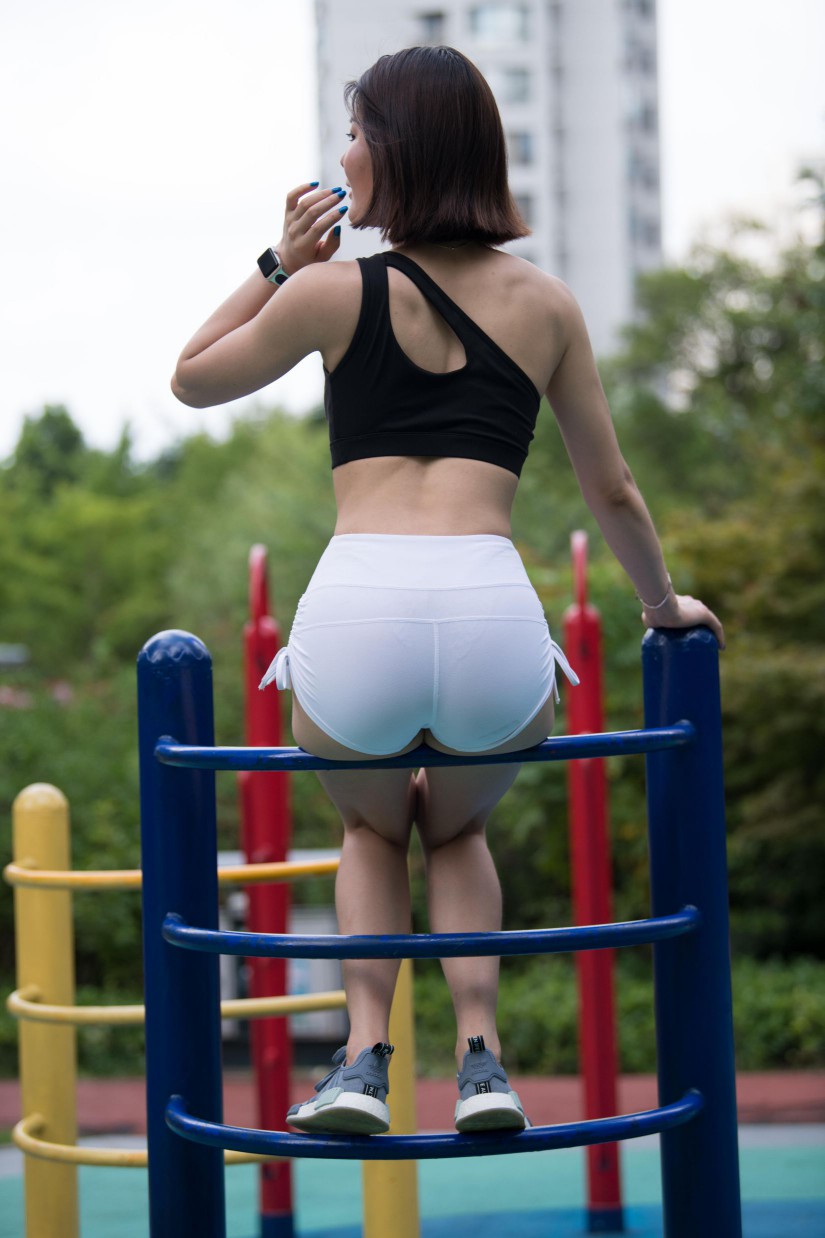 图片[6]-在户外玩耍的白色短裤漂亮姑娘【239P】00061-小春日