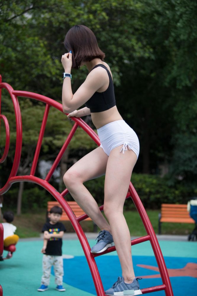 在户外玩耍的白色短裤漂亮姑娘【239P】00061-小春日