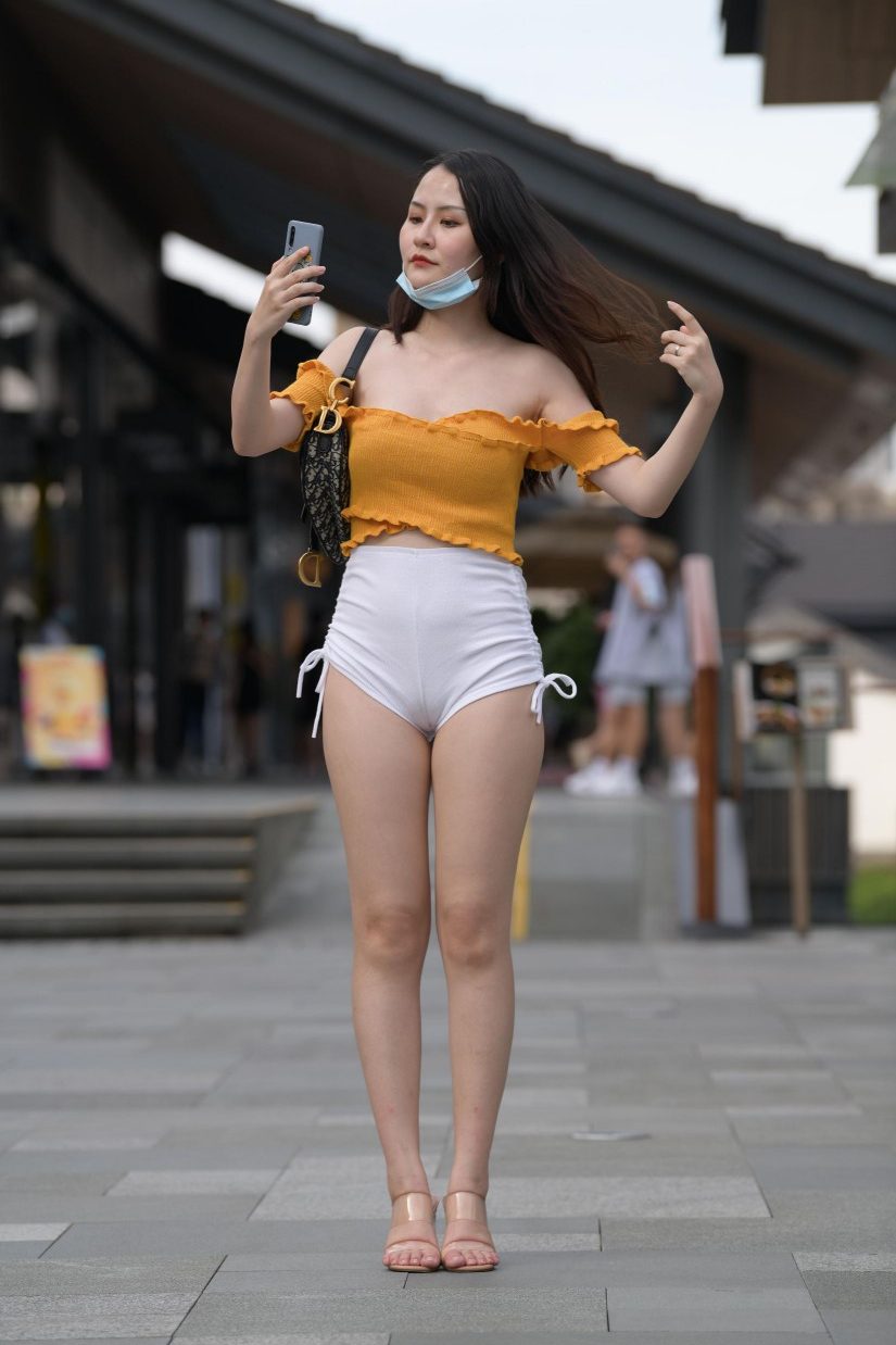 图片[1]-高腰白色短裤的漂亮女孩【767P】00065-小春日