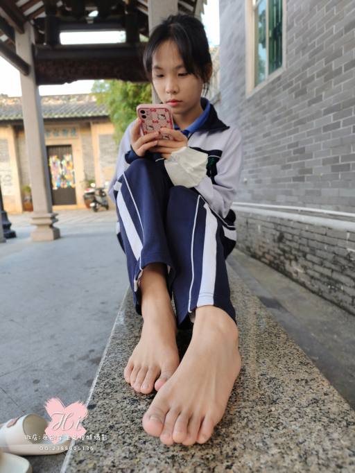 【免费】专心致志玩手机的女孩【42P】20028-小春日