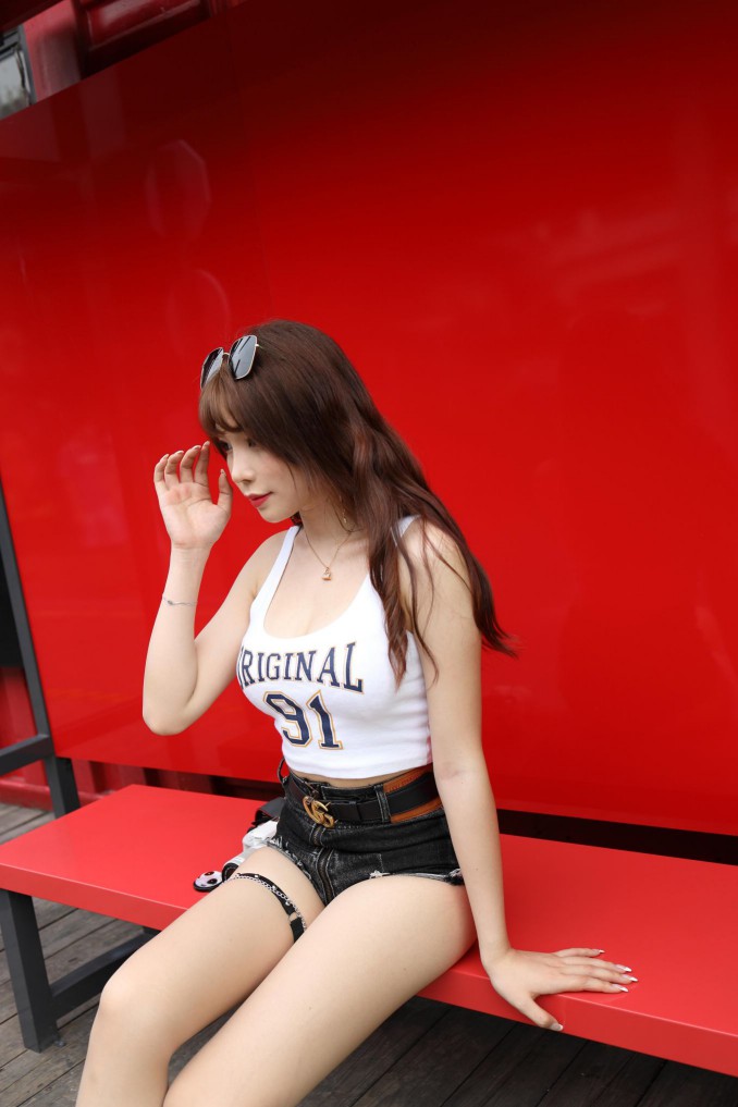 图片[5]-在户外玩单反相机的牛仔热裤女孩【450MB】00032-小春日