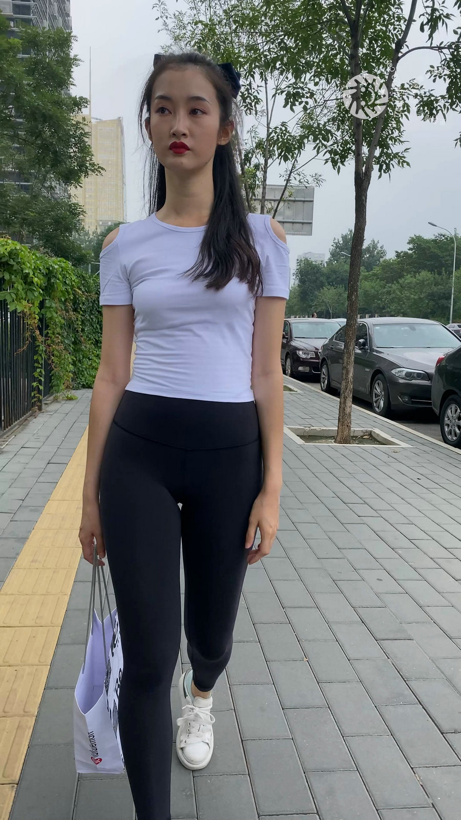 图片[1]-黑色瑜伽裤逛街的女孩J4000 MP4-7.76GB-小春日