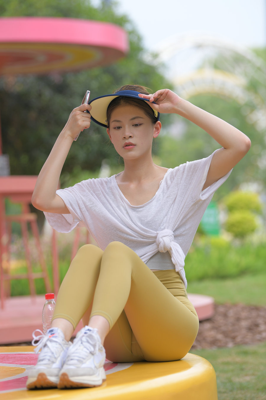 图片[1]-戴着遮阳帽的瑜伽裤女孩J2965 796P1V-27.1GB-小春日