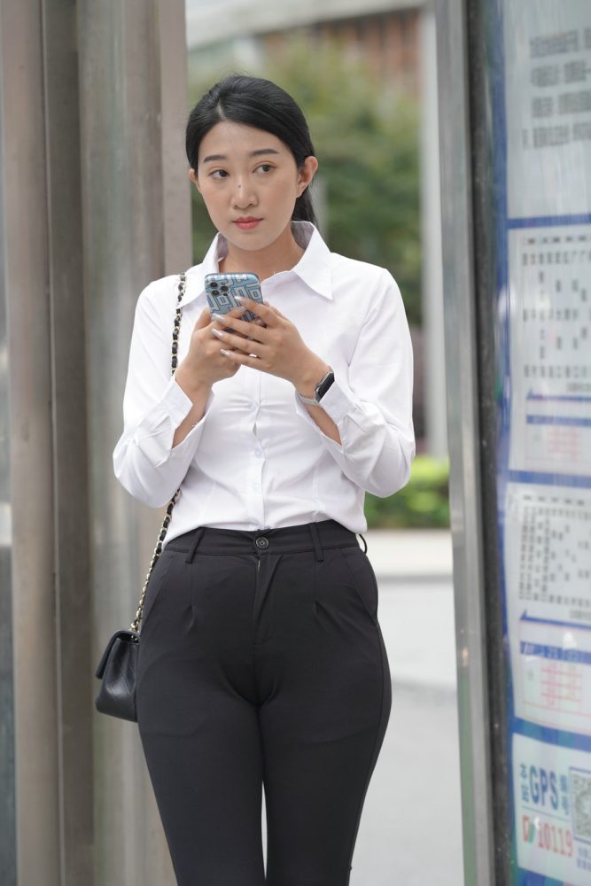 图片[3]-等公交的制服女人J2130 976P2V-29.5GB-小春日