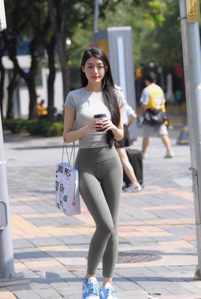 在外面逛街的瑜伽裤女孩J2240 449P1V-16.7GB-小春日