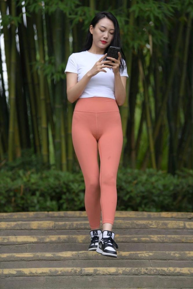 时尚的橘色瑜伽裤女人 J1935 496P1V-20.8GB-小春日