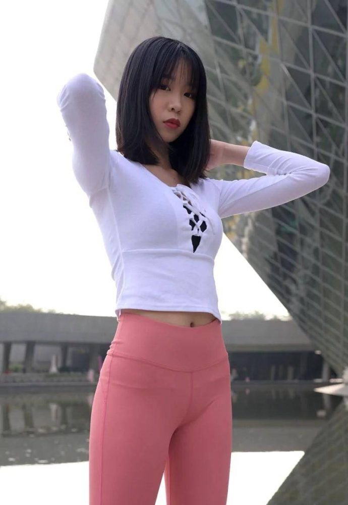 粉色瑜伽裤年轻女孩 J1311 417P17V-14.9GB-小春日