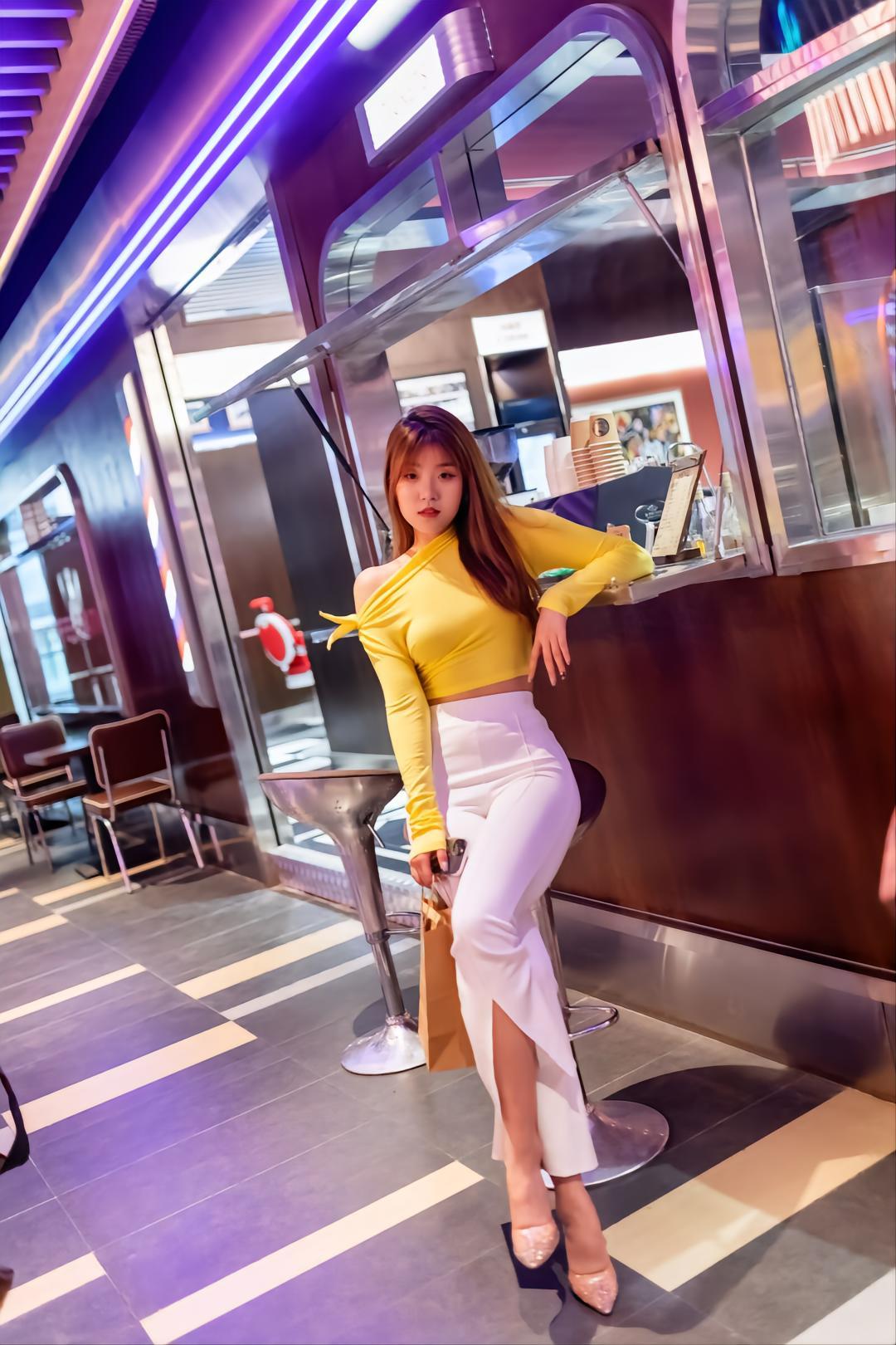 图片[2]-白色紧身牛仔喇叭裤女孩 J1568 428P2V-19.6GB-小春日