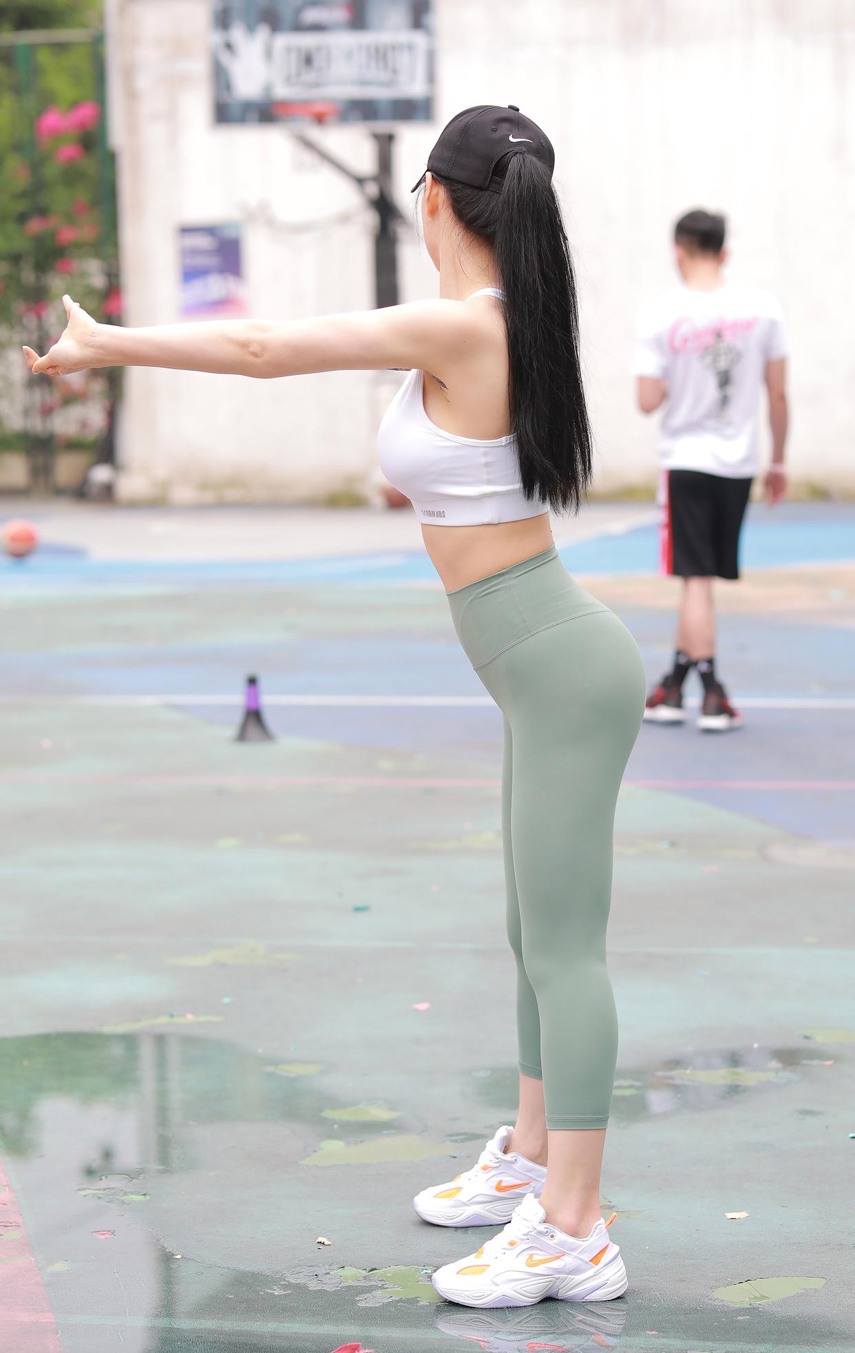 图片[1]-打扮很休闲的瑜伽裤女孩 J1600 415P3V-10.4GB-小春日