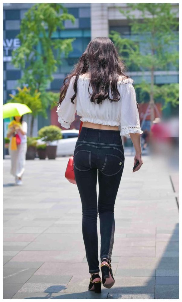 紧身牛仔裤卷发姑娘 J1726 103P-2.28GB-小春日