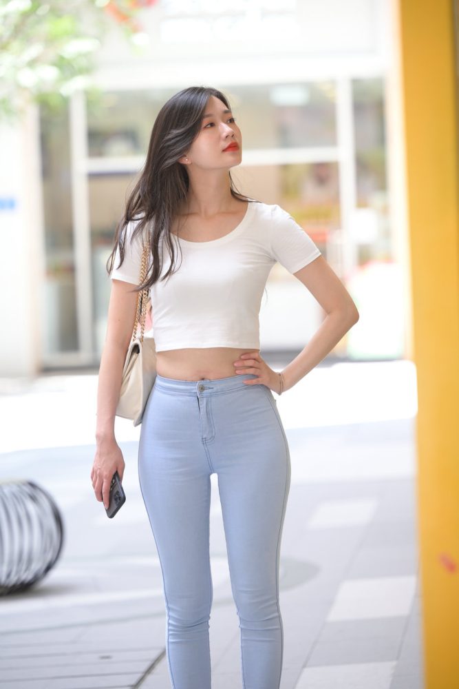 图片[2]-正在逛街的紧身牛仔裤女孩J1815 1112P1V-30.2GB-小春日