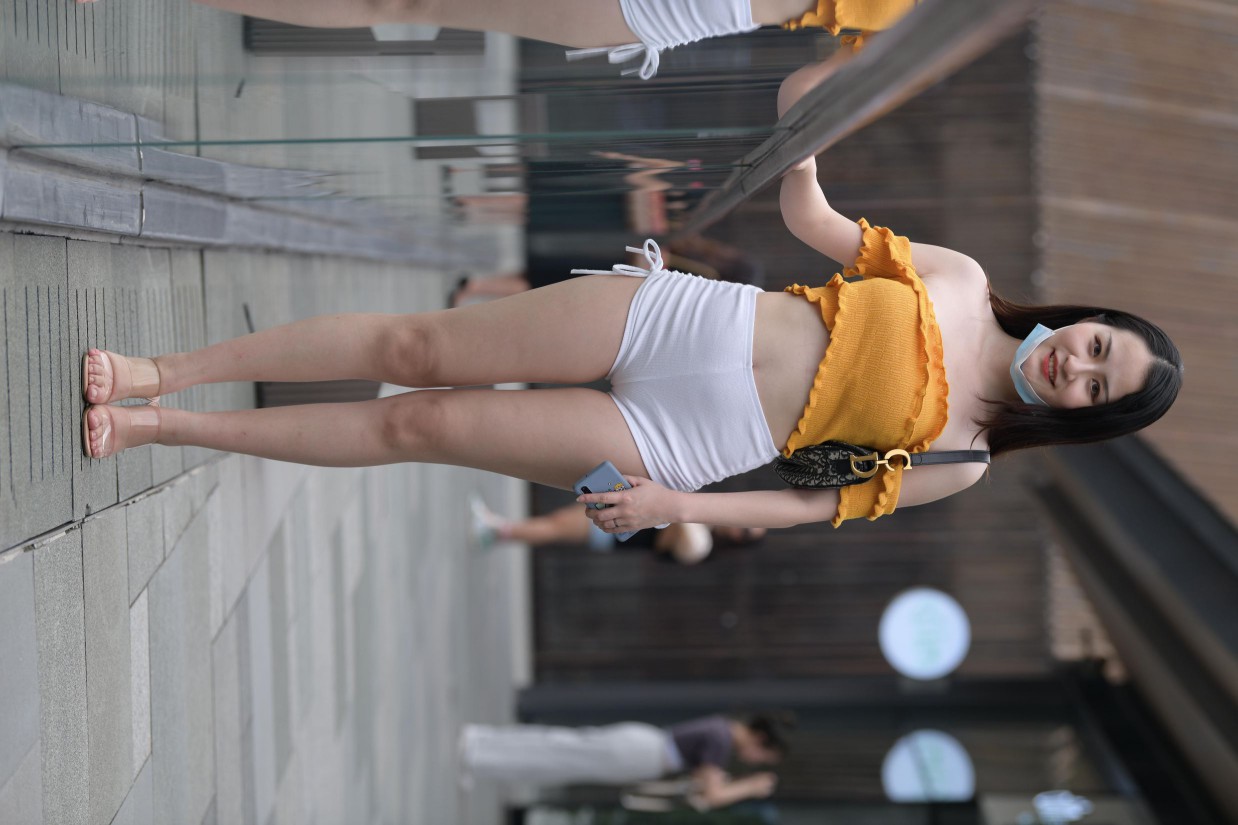 图片[2]-高腰白色短裤的漂亮女孩【767P】00065-小春日