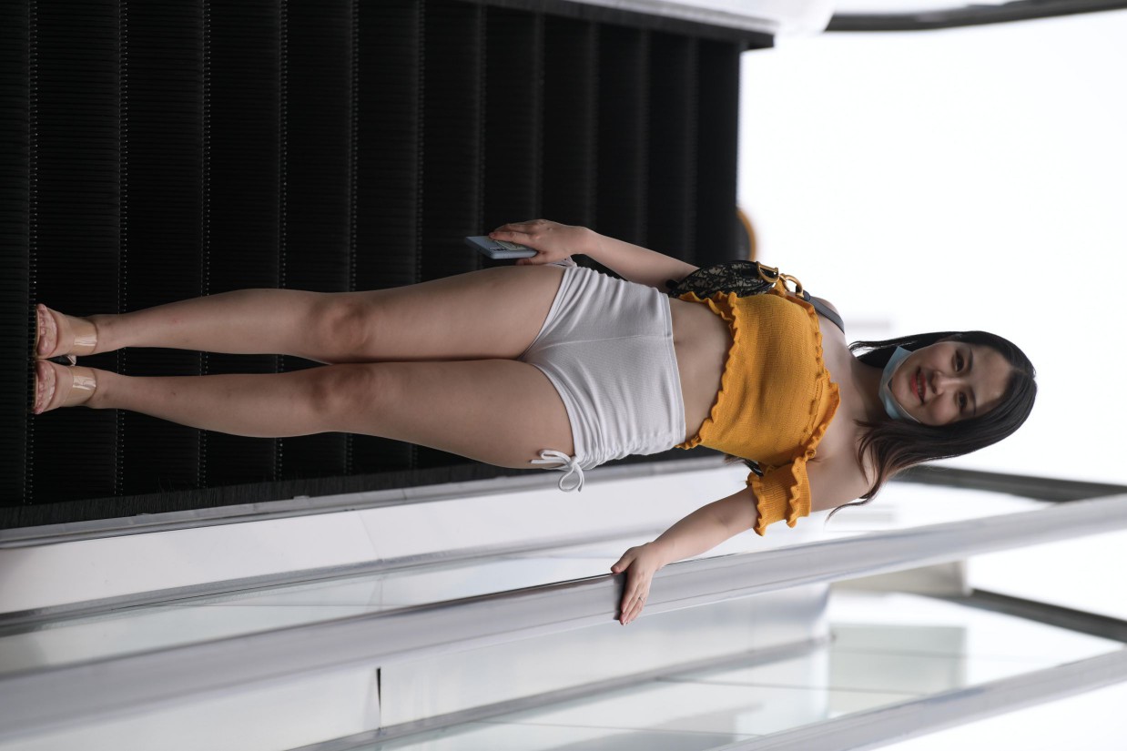 图片[4]-高腰白色短裤的漂亮女孩【767P】00065-小春日