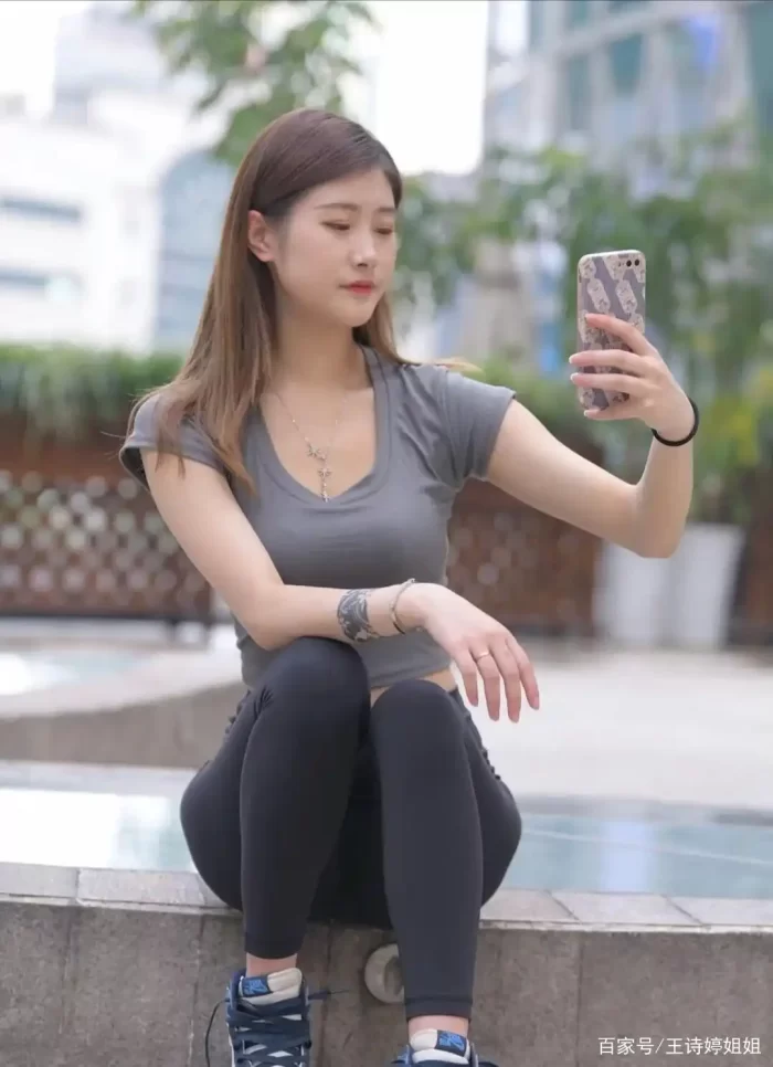 图片[2]-有小虎牙非常甜美的瑜伽裤女孩-小春日