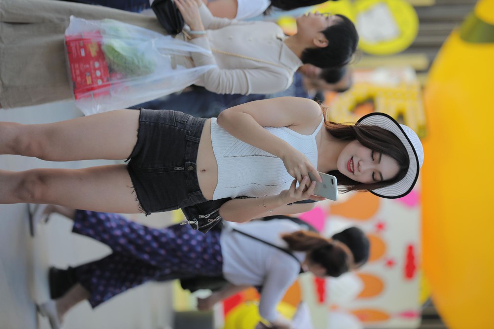 图片[2]-非常时尚阳光的牛仔热裤女孩【808P】00064-小春日