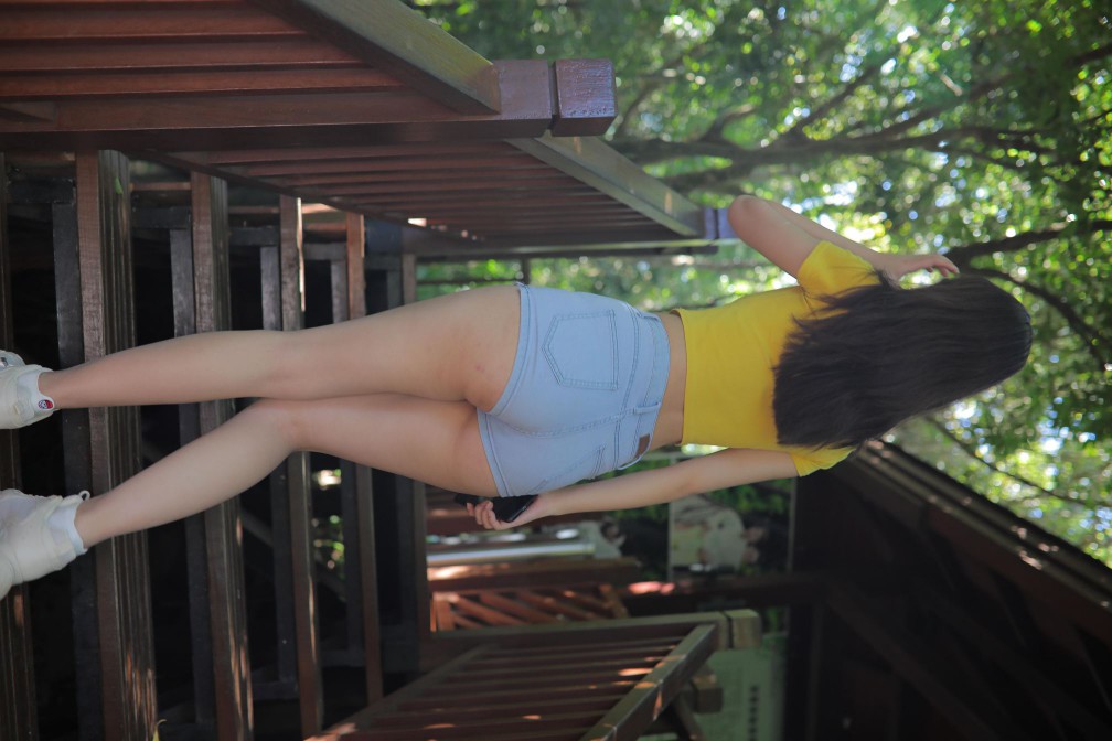 图片[3]-在户外散心的紧身牛仔短裤女孩【536P】00048-小春日