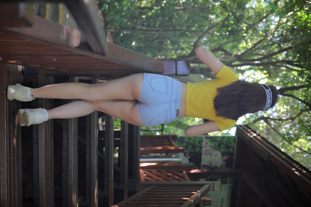 图片[5]-在户外散心的紧身牛仔短裤女孩【536P】00048-小春日