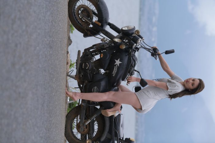 阴雨天在海边骑车的长发女人【156P】00044-小春日