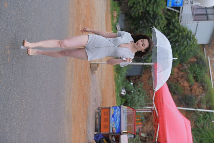 阴雨天在海边骑车的长发女人【156P】00044-小春日