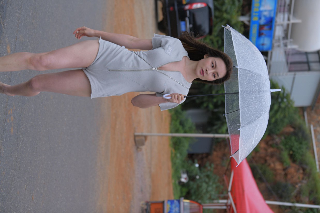 图片[5]-阴雨天在海边骑车的长发女人【156P】00044-小春日