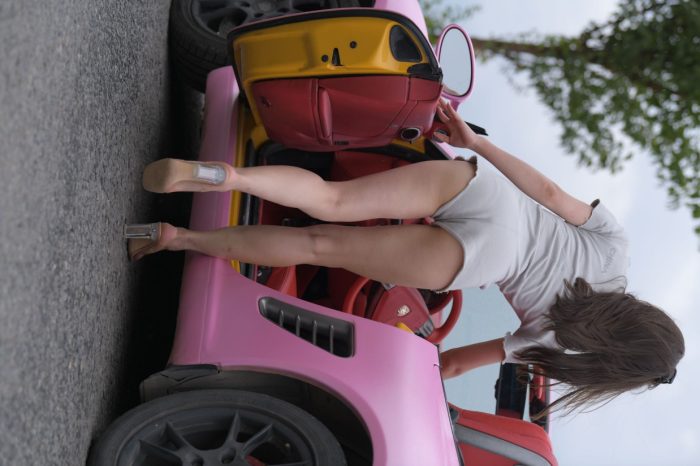 在海边开跑车的连衣短裤女孩【390P】00030-小春日