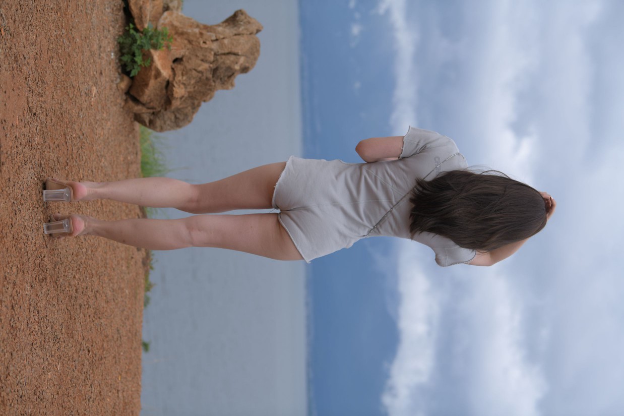 图片[5]-在海边开跑车的连衣短裤女孩【390P】00030-小春日