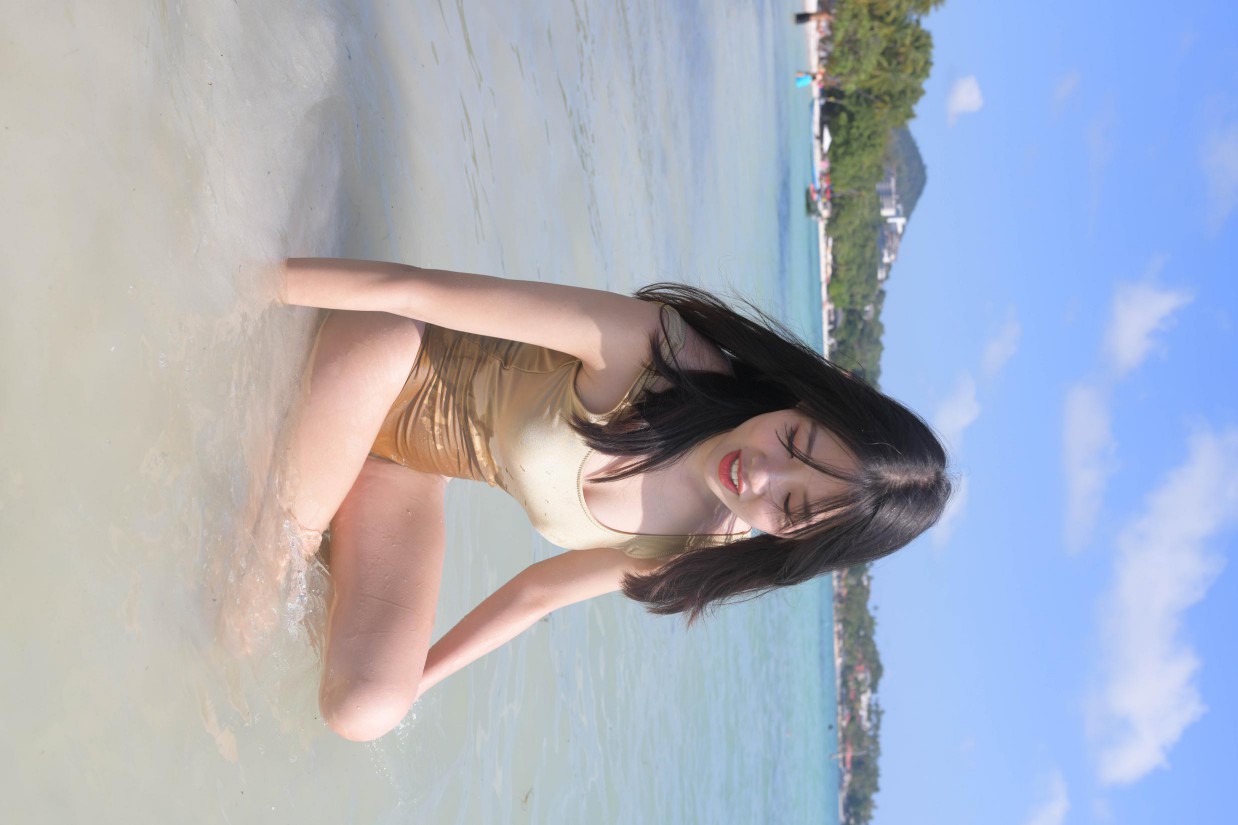 图片[5]-戴太阳帽在海边晒太阳的比基尼女孩【377P】00014-小春日