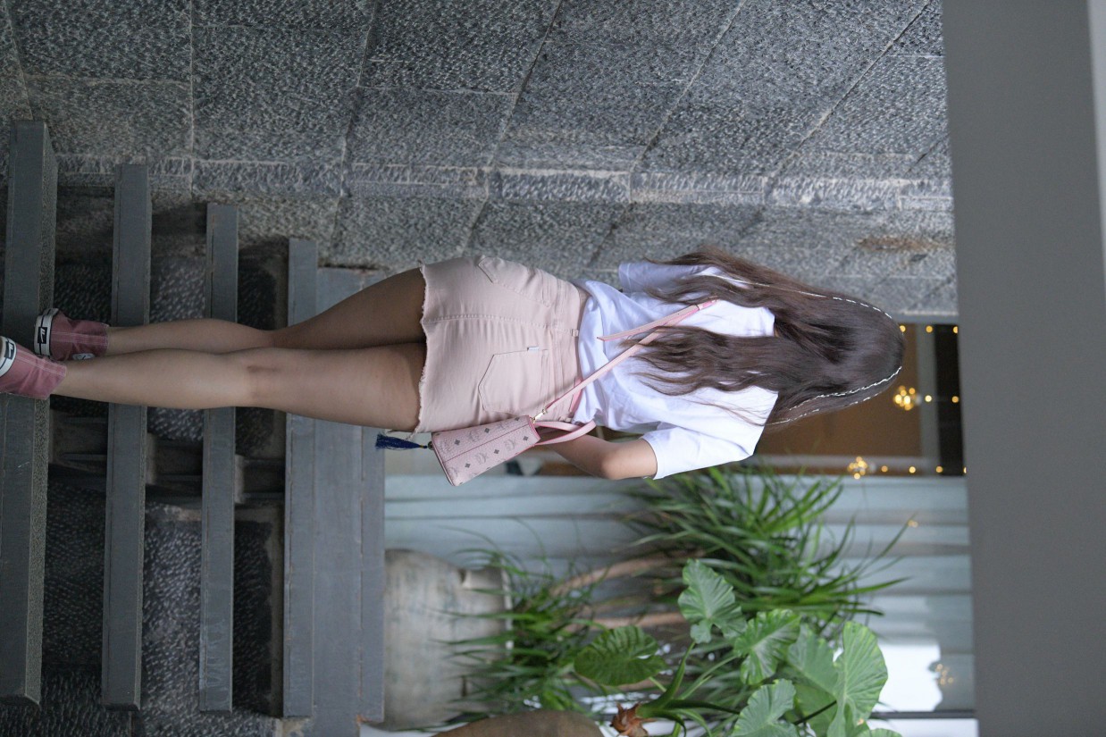 图片[2]-非常清纯甜美的短裙姑娘在逛街【458P】00052-小春日