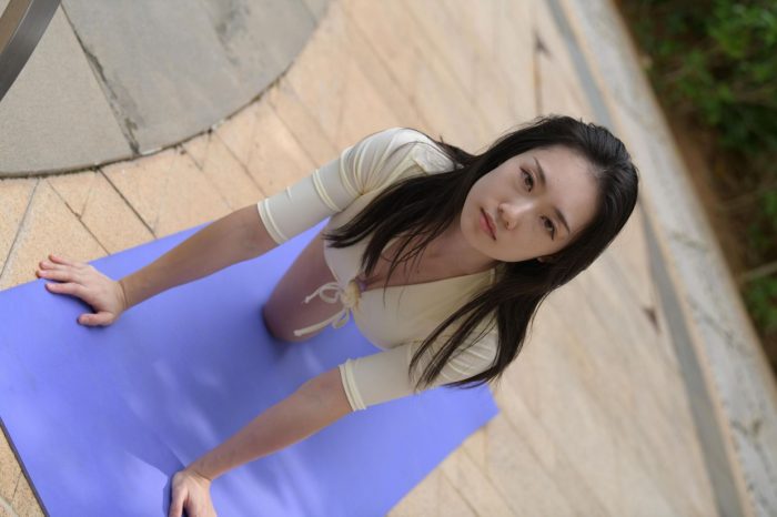 游泳池旁边的比基尼女生【327P】00042-小春日