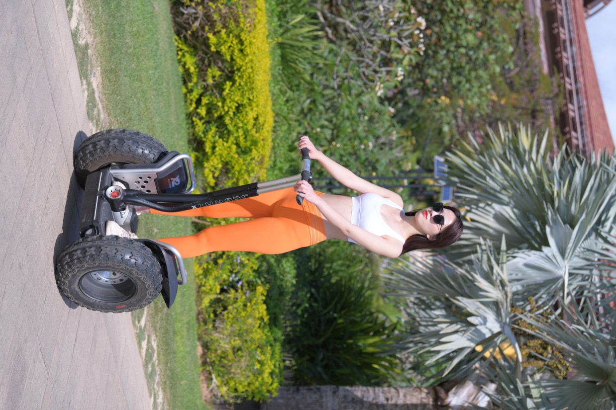 图片[3]-骑着平衡车的橘黄色瑜伽裤妹妹【620P】00054-小春日