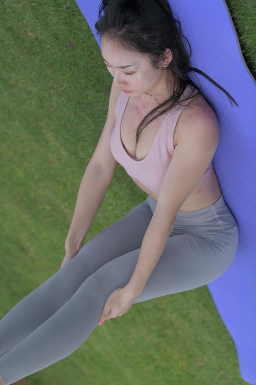 图片[3]-在户外草地上练瑜伽的高马尾女生【235P】00056-小春日